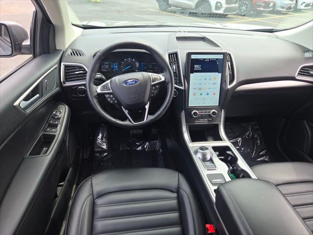 Photo of 2024 Gray Metallic Ford Edge