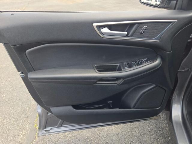 Photo of 2024 Gray Metallic Ford Edge