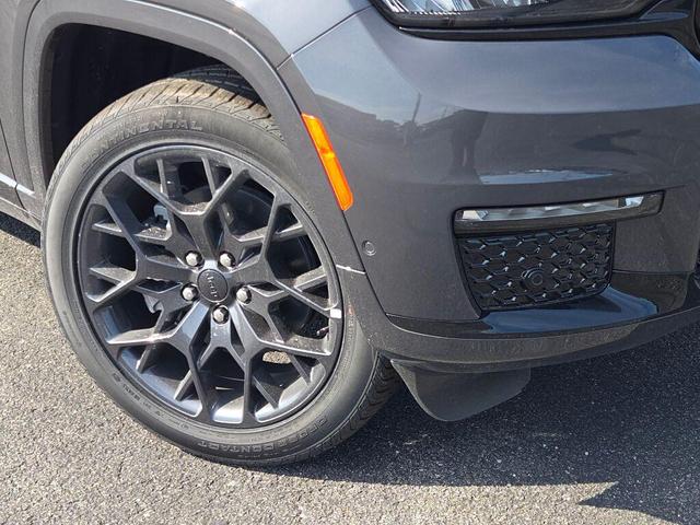 Photo of 2025 Baltic Gray Metallic Clearcoat Jeep Grand Cherokee L