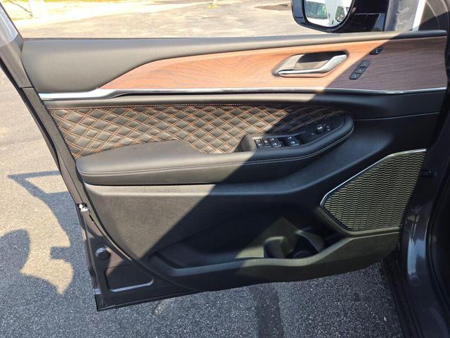 Photo of 2025 Baltic Gray Metallic Clearcoat Jeep Grand Cherokee L