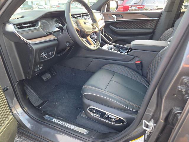 Photo of 2025 Baltic Gray Metallic Clearcoat Jeep Grand Cherokee L