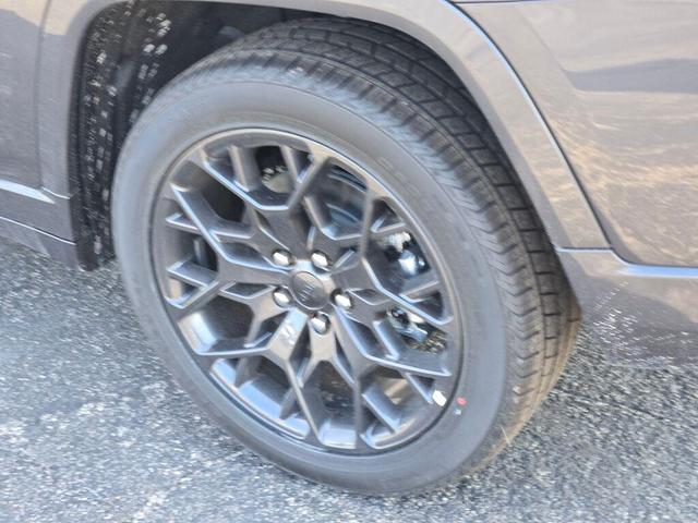 Photo of 2025 Baltic Gray Metallic Clearcoat Jeep Grand Cherokee L
