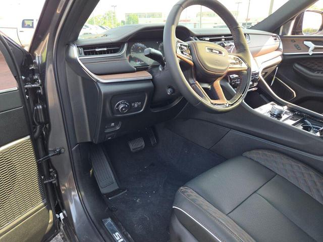 Photo of 2025 Baltic Gray Metallic Clearcoat Jeep Grand Cherokee L