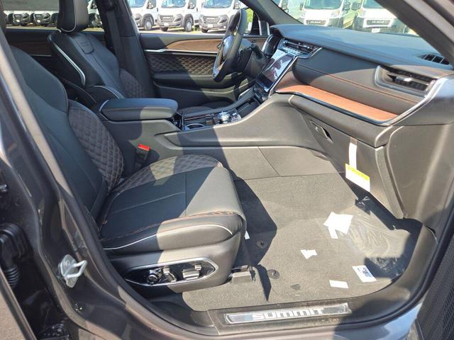 Photo of 2025 Baltic Gray Metallic Clearcoat Jeep Grand Cherokee L