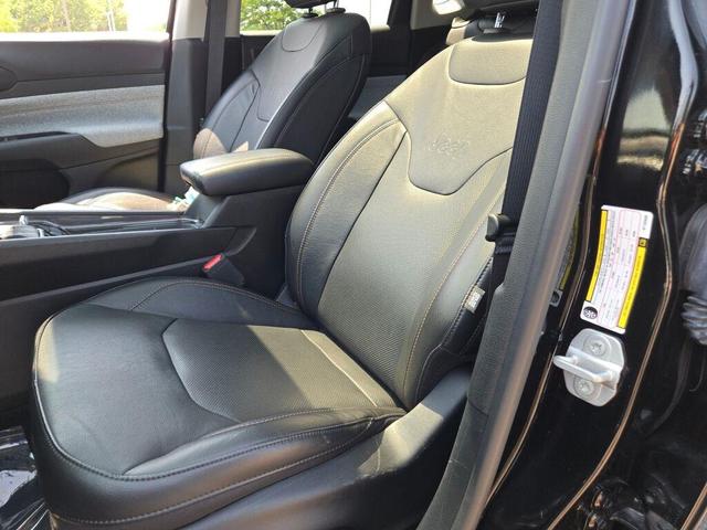 Photo of 2022 Diamond Black Crystal Pearlcoat Jeep Compass