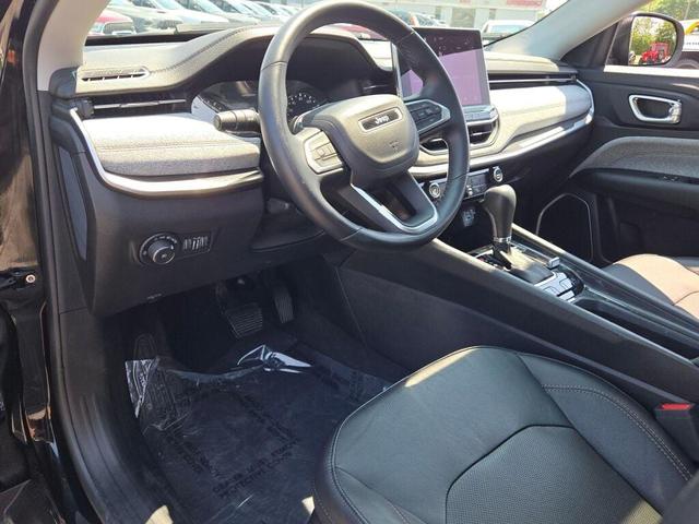 Photo of 2022 Diamond Black Crystal Pearlcoat Jeep Compass
