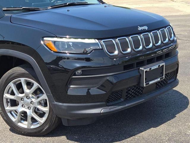 Photo of 2022 Diamond Black Crystal Pearlcoat Jeep Compass
