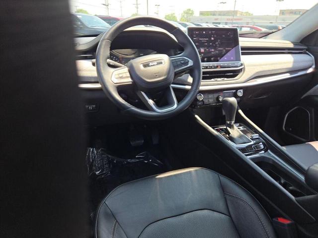 Photo of 2022 Diamond Black Crystal Pearlcoat Jeep Compass