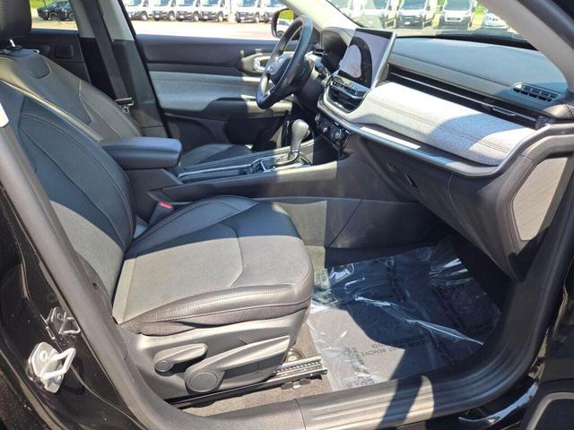 Photo of 2022 Diamond Black Crystal Pearlcoat Jeep Compass