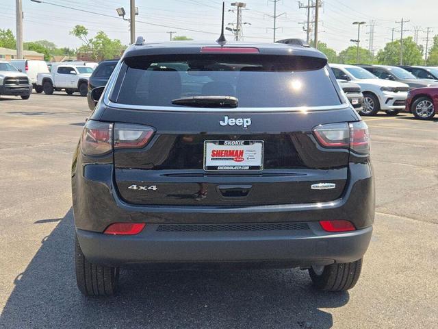 Photo of 2022 Diamond Black Crystal Pearlcoat Jeep Compass