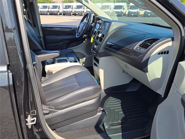 Photo of 2014 Brilliant Black Crystal Pearlcoat Chrysler Town & Country