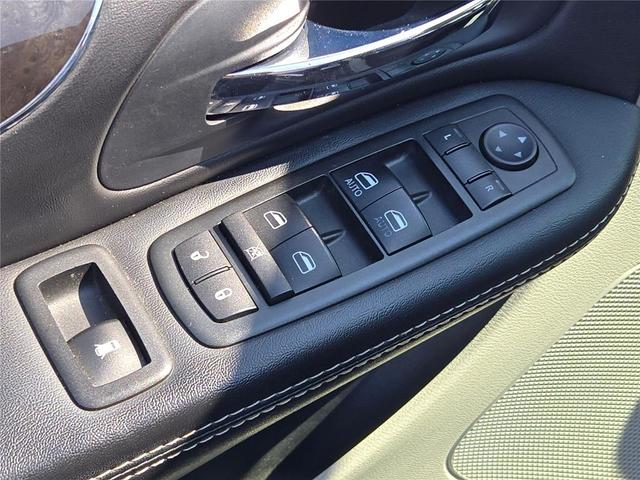Photo of 2014 Brilliant Black Crystal Pearlcoat Chrysler Town & Country