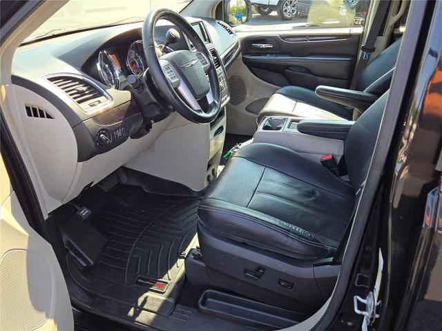 Photo of 2014 Brilliant Black Crystal Pearlcoat Chrysler Town & Country