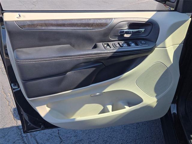 Photo of 2014 Brilliant Black Crystal Pearlcoat Chrysler Town & Country