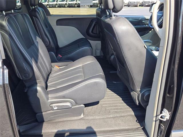Photo of 2014 Brilliant Black Crystal Pearlcoat Chrysler Town & Country