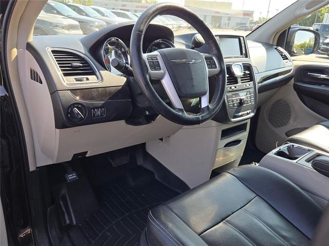 Photo of 2014 Brilliant Black Crystal Pearlcoat Chrysler Town & Country