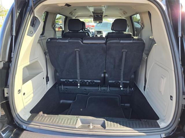 Photo of 2014 Brilliant Black Crystal Pearlcoat Chrysler Town & Country