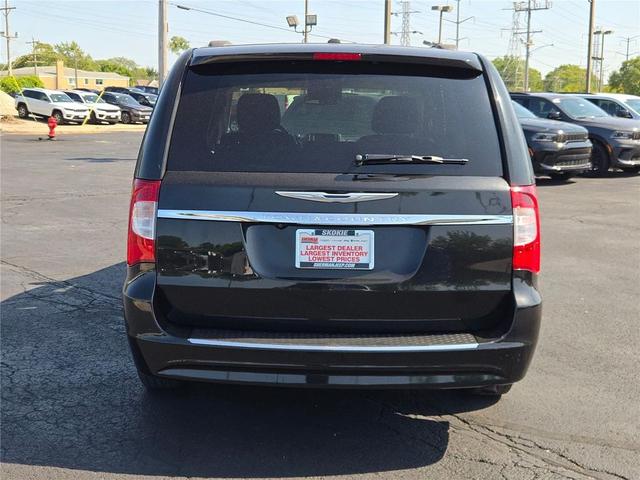Photo of 2014 Brilliant Black Crystal Pearlcoat Chrysler Town & Country