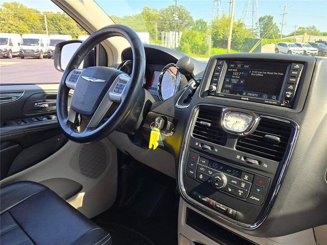 Photo of 2014 Brilliant Black Crystal Pearlcoat Chrysler Town & Country