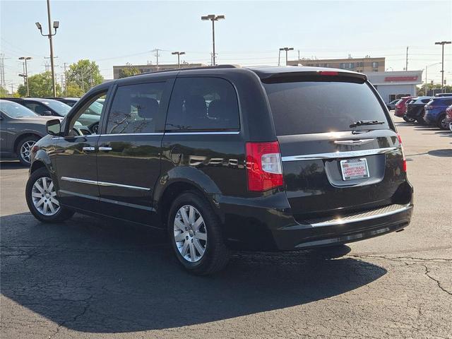 Photo of 2014 Brilliant Black Crystal Pearlcoat Chrysler Town & Country