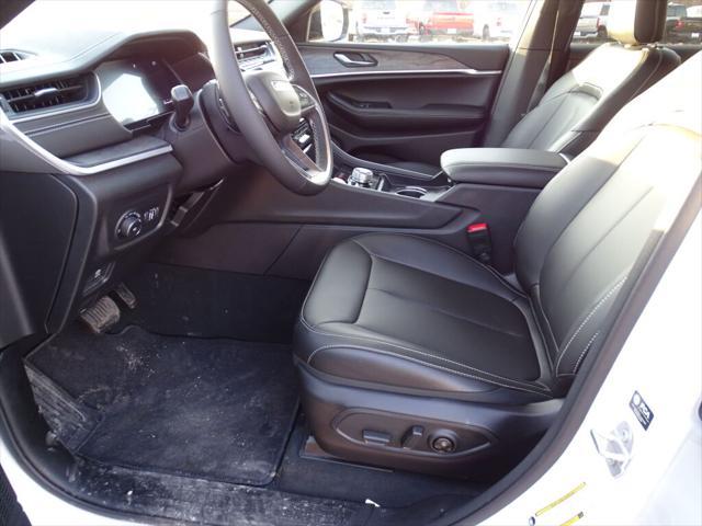 Photo of 2025 Bright White Clearcoat Jeep Grand Cherokee