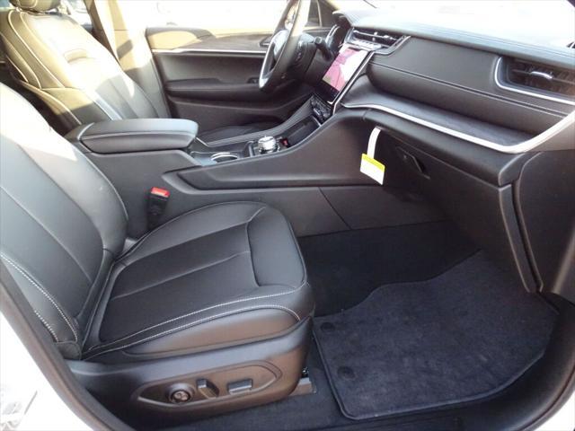 Photo of 2025 Bright White Clearcoat Jeep Grand Cherokee