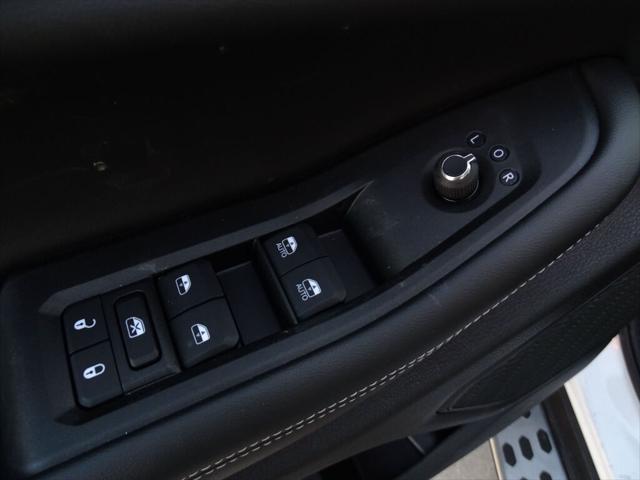 Photo of 2025 Bright White Clearcoat Jeep Grand Cherokee