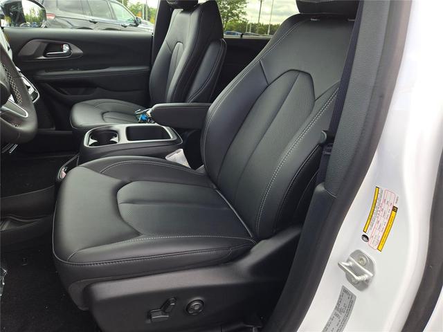 Photo of 2026 Bright White Clearcoat Chrysler Pacifica