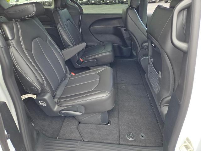 Photo of 2026 Bright White Clearcoat Chrysler Pacifica