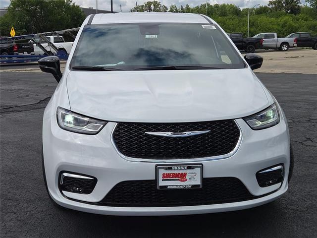 Photo of 2026 Bright White Clearcoat Chrysler Pacifica