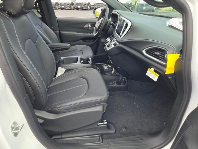 Photo of 2026 Bright White Clearcoat Chrysler Pacifica