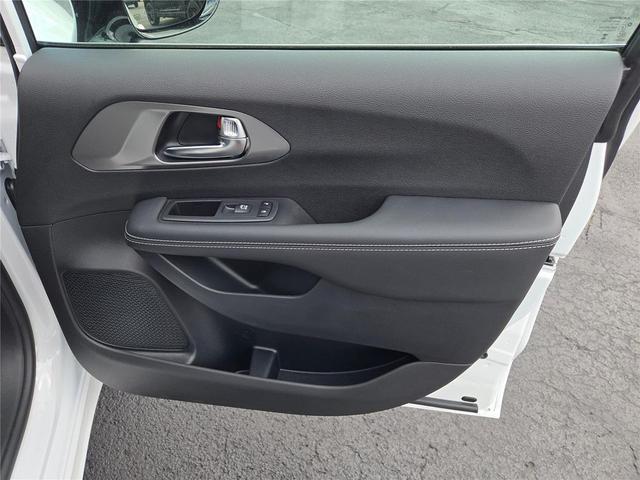 Photo of 2026 Bright White Clearcoat Chrysler Pacifica