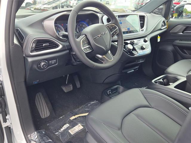 Photo of 2026 Bright White Clearcoat Chrysler Pacifica