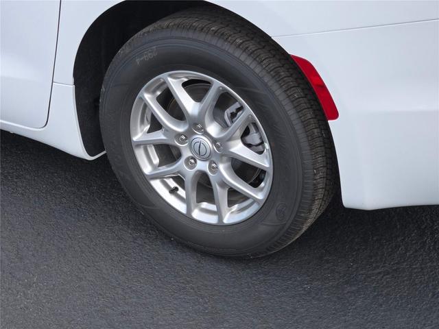 Photo of 2026 Bright White Clearcoat Chrysler Pacifica