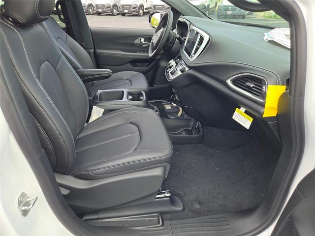 Photo of 2026 Bright White Clearcoat Chrysler Pacifica