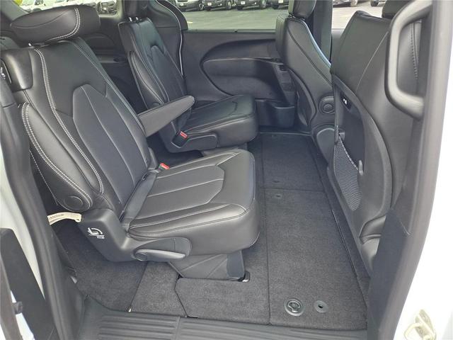 Photo of 2026 Bright White Clearcoat Chrysler Pacifica