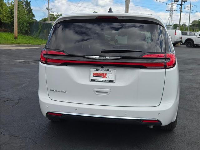 Photo of 2026 Bright White Clearcoat Chrysler Pacifica