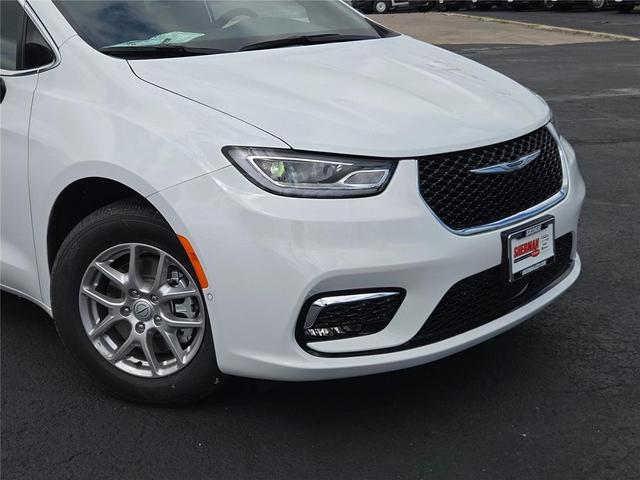 Photo of 2026 Bright White Clearcoat Chrysler Pacifica