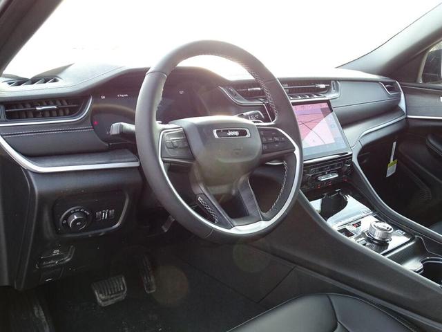 Photo of 2025 Diamond Black Crystal Pearlcoat Jeep Grand Cherokee L