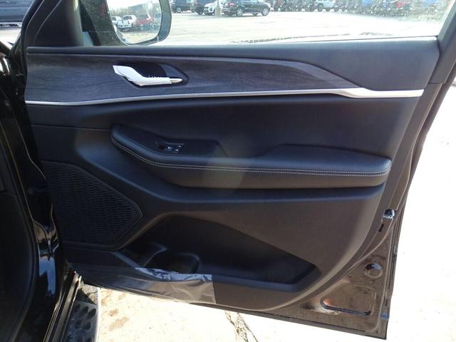 Photo of 2025 Diamond Black Crystal Pearlcoat Jeep Grand Cherokee L