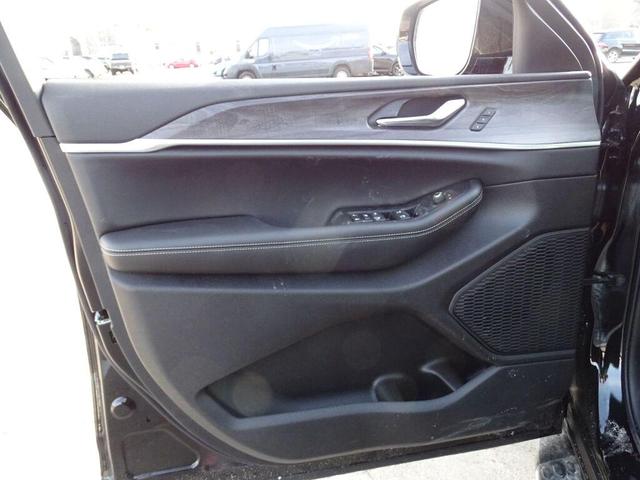 Photo of 2025 Diamond Black Crystal Pearlcoat Jeep Grand Cherokee L