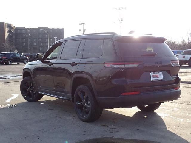 Photo of 2025 Diamond Black Crystal Pearlcoat Jeep Grand Cherokee L