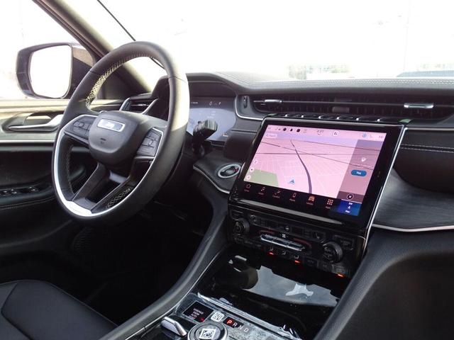 Photo of 2025 Diamond Black Crystal Pearlcoat Jeep Grand Cherokee L