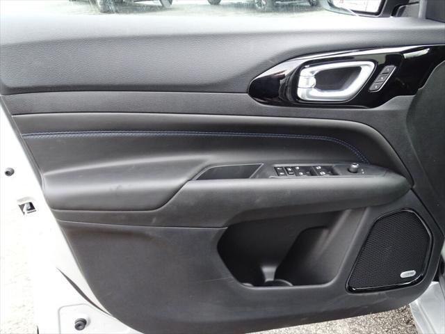 Photo of 2025 Silver Zynith Metallic Clearcoat Jeep Compass