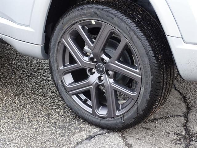 Photo of 2025 Silver Zynith Metallic Clearcoat Jeep Compass