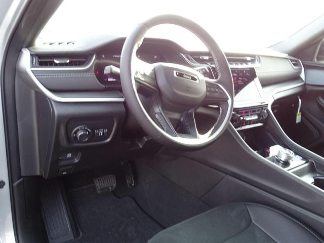 Photo of 2025 Silver Zynith Jeep Grand Cherokee L