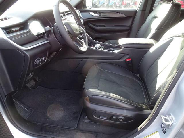 Photo of 2025 Silver Zynith Jeep Grand Cherokee L