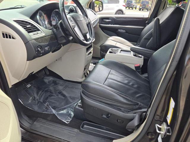 Photo of 2014 Mocha Java Pearlcoat Chrysler Town & Country