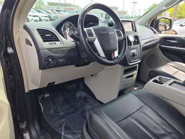 Photo of 2014 Mocha Java Pearlcoat Chrysler Town & Country