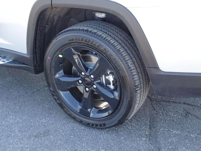 Photo of 2025 Silver Zynith Jeep Grand Cherokee L